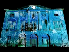 SMX 20000 Lumen WUXGA Large Venue 3LCD Laser Projector Pada Proyeksi Bangunan