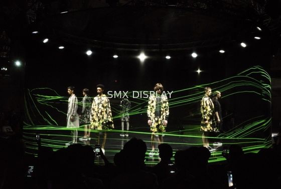 Kualitas Layar Hologram 3D Mesh Terlihat Proyeksi Hologram Langsung Transparansi 78% Pabrik